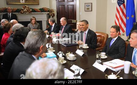 LE président AMÉRICAIN Barack Obama, flanqué du secrétaire au Trésor Tim Geithner et de la secrétaire d’État Hillary Rodham Clinton, rencontre les dirigeants de l’Union européenne à la Maison Blanche à Washington, D.C., aux Etats-Unis, le 28 novembre 2011. Photo par Olivier Douliery/ABACAPRESS.COM Banque D'Images