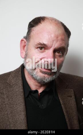 EXCLUSIF. Jean-Pierre Darroussin pose pour notre photographe lors de la première du Havre au théâtre Saint-Germain-des-Prés à Paris, France, le 28 novembre 2011. Photo de Denis Guignebourg/ABACAPRESS.COM Banque D'Images