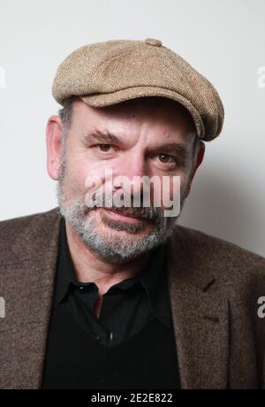 EXCLUSIF. Jean-Pierre Darroussin pose pour notre photographe lors de la première du Havre au théâtre Saint-Germain-des-Prés à Paris, France, le 28 novembre 2011. Photo de Denis Guignebourg/ABACAPRESS.COM Banque D'Images