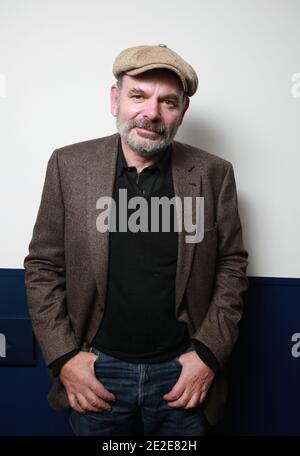 EXCLUSIF. Jean-Pierre Darroussin pose pour notre photographe lors de la première du Havre au théâtre Saint-Germain-des-Prés à Paris, France, le 28 novembre 2011. Photo de Denis Guignebourg/ABACAPRESS.COM Banque D'Images