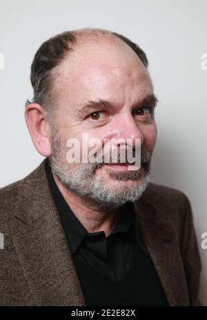 EXCLUSIF. Jean-Pierre Darroussin pose pour notre photographe lors de la première du Havre au théâtre Saint-Germain-des-Prés à Paris, France, le 28 novembre 2011. Photo de Denis Guignebourg/ABACAPRESS.COM Banque D'Images