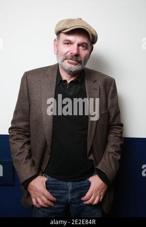 EXCLUSIF. Jean-Pierre Darroussin pose pour notre photographe lors de la première du Havre au théâtre Saint-Germain-des-Prés à Paris, France, le 28 novembre 2011. Photo de Denis Guignebourg/ABACAPRESS.COM Banque D'Images