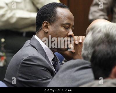 Le Dr Conrad Murray ferme les yeux après avoir été condamné à quatre ans de prison pour homicide involontaire coupable de la pop star Michael Jackson à Los Angeles, CA, États-Unis, le 29 novembre 2011. Photo de Mario Anzuoni/Pool/ABACAPRESS.COM Banque D'Images