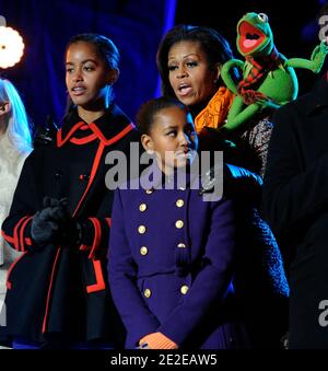 La première dame Michelle Obama, les filles Malia (L) et Sasha, et Kermit la grenouille chantent lors de l'éclairage national des arbres de Noël 2011 sur l'ellipse à Washington, DC, Etats-Unis le 1er décembre 2011.photo par Roger L. Wollenberg/Pool/ABACAPRESS.COM Banque D'Images