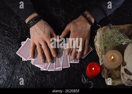 Une chance de jouer avec des cartes qui lisent l'avenir à la table Banque D'Images