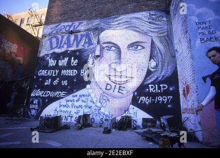 Dans East Village, témoignage de Lady Di par Chico.Antonio 'CHICO ' Garcia a peint plus de 3000 murs dans toute la ville. Il a été récompensé en 1993 par le musée de la ville de New York pour son embellissement des paysages urbains. Il a participé à de nombreuses campagnes éducatives. Chico a également conçu l'une des couvertures d'album Beastie Boys et fait de nombreuses peintures commerciales sur les façades des magasins. Il a arrêté son activité depuis qu'il ne pouvait pas y gagner sa vie, en déclarant trop de concurrence déloyale. Maur peint, graff, graffiti, tag, hommage a Lady Di par Chico, East Village, Manhattan, New York Antonio «C Banque D'Images