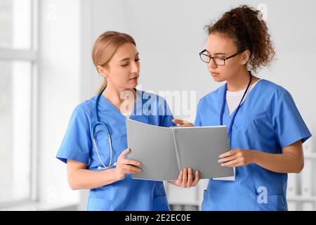 Les femmes médecins discutant du diagnostic en clinique Banque D'Images