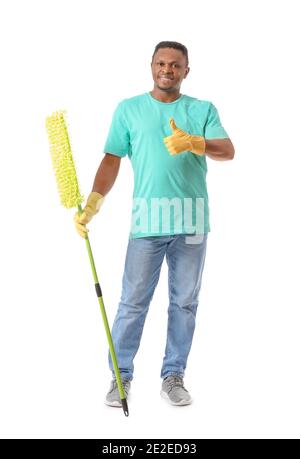 Homme afro-américain avec mop montrant le pouce sur fond blanc Banque D'Images