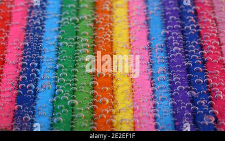Crayons de couleur empilés pour créer un arc-en-ciel coloré. Banque D'Images