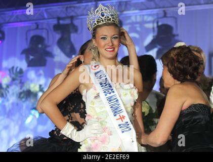 Mlle Prestige National 2012 Christelle Roca, Mlle Cerdagne Roussillon, pose après avoir été couronnée Mlle Prestige National 2012 lors du concours de beauté à Divonne-les-bains, dans le centre-est de la France, le 4 décembre 2011. Photo de Vincent Dargent/ABACAPRESS.COM Banque D'Images