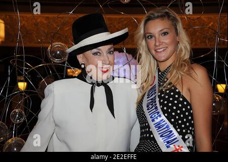 Miss Prestige National 2012, Christelle Roca pose avec Geneviève de Fonenay à l'Hôtel Hilton de Paris, France, le 5 décembre 2012. Photo de Giancarlo Gorassini/ABACAPRES.COM Banque D'Images