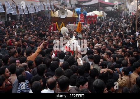 les musulmans shiites pakistanais assistent à des processions à Lahore, au Pakistan, le 9 de Muharram, le 5 décembre 2011. Muharram est le mois de deuil en souvenir du Shahadat de l'Imam Hussain, petit-fils du Saint-Prophète Mohammad. En général, un cheval blanc est joliment décoré et inclus dans la procession. Photo d'Irfan Ali/ABACAPRESS.COM Banque D'Images