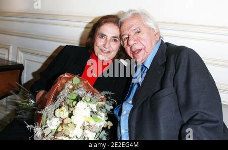 L'acteur français Michel Galabru pose avec sa femme Claude lorsqu'ils participent à une cérémonie au cours de laquelle l'acteur a reçu la grande médaille Vermeil de la ville de Paris pour ses réalisations de carrière à Paris, France, le 6 décembre 2011. Photo de Denis Guignebourg/ABACAPRESS.COM Banque D'Images