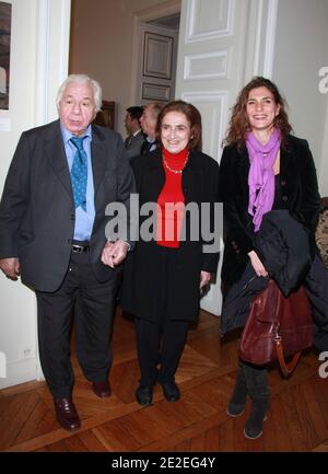 L'acteur français Michel Galabru pose avec sa fille Emmanuelle et sa femme Claude lorsqu'ils participent à une cérémonie au cours de laquelle l'acteur a reçu la Grande médaille Vermeil de la ville de Paris pour ses réalisations professionnelles à Paris, France, le 6 décembre 2011. Photo de Denis Guignebourg/ABACAPRESS.COM Banque D'Images