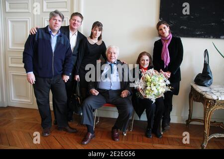 L'acteur français Michel Galabru pose avec sa famille lorsqu'il participe à une cérémonie au cours de laquelle l'acteur a reçu la Grande médaille Vermeil de la ville de Paris pour ses réalisations professionnelles à Paris, France, le 6 décembre 2011. Photo de Denis Guignebourg/ABACAPRESS.COM Banque D'Images