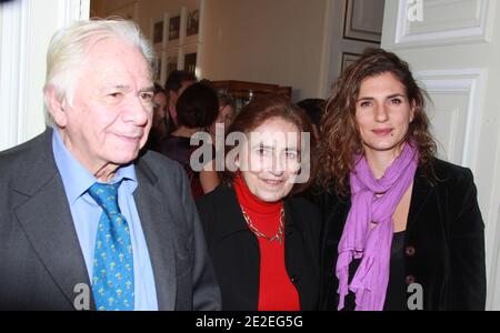 L'acteur français Michel Galabru pose avec sa fille Emmanuelle et sa femme Claude lorsqu'ils participent à une cérémonie au cours de laquelle l'acteur a reçu la Grande médaille Vermeil de la ville de Paris pour ses réalisations professionnelles à Paris, France, le 6 décembre 2011. Photo de Denis Guignebourg/ABACAPRESS.COM Banque D'Images