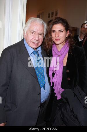L'acteur français Michel Galabru pose avec sa fille Emmanuelle lorsqu'ils participent à une cérémonie au cours de laquelle l'acteur a reçu la grande médaille Vermeil de la ville de Paris pour ses réalisations professionnelles à Paris, France, le 6 décembre 2011. Photo de Denis Guignebourg/ABACAPRESS.COM Banque D'Images
