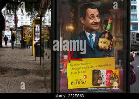 Muppie, dans le centre de Lisbonne, Portgal, le 6 décembre 2011, d'une campagne de marketing par une entreprise portugaise de boissons Beirao avec le président français Nicolas Sarkozy (front) et la chancelière allemande Angela Merkel (back). Sur le muppie est «Dear Nicolas, Portugal fait de son mieux. Joyeuses fêtes ! » Et « Dear Angela, Portugal fait de son mieux. Joyeuses fêtes ! ». Photo par Pedro Nunes/ABACAPRESS.COM Banque D'Images