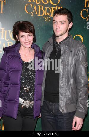 Elisabeth Bourgine et son fils Jules assistent à la première française de 'Hugo Cabret' qui s'est tenue à l'UGC Normandie à Paris, France, le 6 décembre 2011. Photo de Denis Guignebourg/ABACAPRESS.COM Banque D'Images