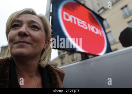 Présidente du parti d'extrême-droite français Front national (FN) et candidate à l'élection présidentielle de 2012, Marine le Pen s'adresse aux médias devant le Sénat à Paris, en France, le 8 décembre 2011. Le Sénat français de gauche a adopté aujourd'hui un projet de loi permettant aux résidents étrangers de voter aux élections locales. Photo de Laetitia Notarianni/ABACAPRESS.COM Banque D'Images