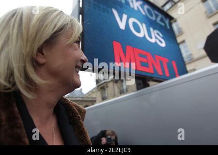 Présidente du parti d'extrême-droite français Front national (FN) et candidate à l'élection présidentielle de 2012, Marine le Pen s'adresse aux médias devant le Sénat à Paris, en France, le 8 décembre 2011. Le Sénat français de gauche a adopté aujourd'hui un projet de loi permettant aux résidents étrangers de voter aux élections locales. Photo de Laetitia Notarianni/ABACAPRESS.COM Banque D'Images