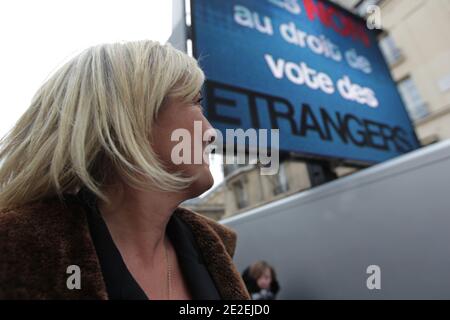 Présidente du parti d'extrême-droite français Front national (FN) et candidate à l'élection présidentielle de 2012, Marine le Pen s'adresse aux médias devant le Sénat à Paris, en France, le 8 décembre 2011. Le Sénat français de gauche a adopté aujourd'hui un projet de loi permettant aux résidents étrangers de voter aux élections locales. Photo de Laetitia Notarianni/ABACAPRESS.COM Banque D'Images