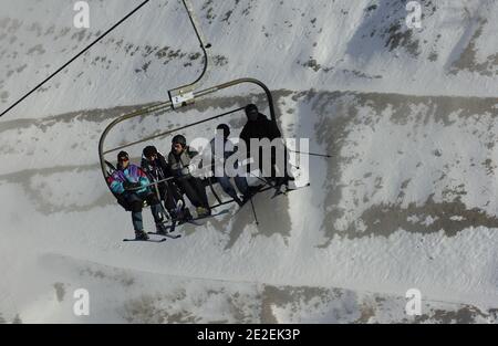 Station de ski Avoriaz 1800, télésièges, remontées mécaniques, skieurs, ski, neige, Alpes, haute-Savoie, France. Les dents du midi, vue emblématique des portes du Soleil, est le témoignage d'une montagne préservée. La région de Grand Avoriaz est dédiée aux plaisirs du ski.l'altitude garde une neige permanente toutes les périodes de la saison (en moyenne 8 mètres par hiver). Station de ski Avoriaz 1800, telesiege, remont mecanique, skieurs, skieur, neige, Alpes, haute-Savoie, France, 2007. Les dents du midi, vue emblématique du domaine des portes du Soleil, songe le temps d'une montagne preservee. Banque D'Images