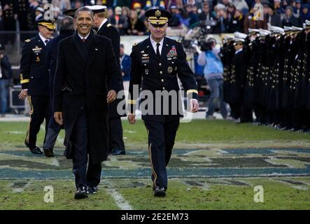 LE président AMÉRICAIN Barack Obama marche avec le lieutenant-général David Huntoon, surintendant de l'Académie militaire américaine, à droite, après avoir traversé le champ pendant la 112e partie Armée contre le football de la marine à Landover, MD, USA le 10 décembre 2011. Photo de Kristoffer Tripplaar/ABACAPRESS.COM Banque D'Images