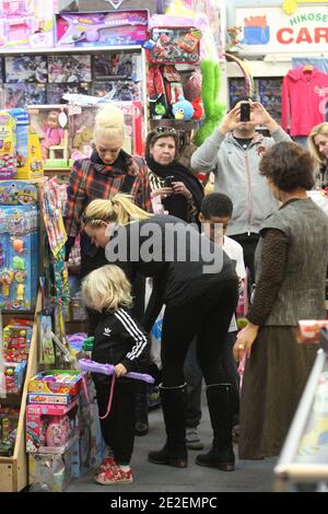 Gwen Stefani fait du shopping avec ses amis et ses fils Kingston et Zuma au centre commercial Galleria Mall à Koretown . Ils ont acheté des jouets principalement et ont vraiment apprécié la compagnie de coréens demandant autographe ou photo avec elle à Los Angeles le 11 décembre 2011. Photo par GG/ABACAPRESS.COM Banque D'Images