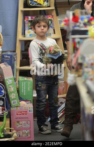 Gwen Stefani fait du shopping avec ses amis et ses fils Kingston et Zuma au centre commercial Galleria Mall à Koretown . Ils ont acheté des jouets principalement et ont vraiment apprécié la compagnie de coréens demandant autographe ou photo avec elle à Los Angeles le 11 décembre 2011. Photo par GG/ABACAPRESS.COM Banque D'Images