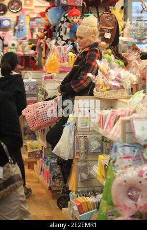 Gwen Stefani fait du shopping avec ses amis et ses fils Kingston et Zuma au centre commercial Galleria Mall à Koretown . Ils ont acheté des jouets principalement et ont vraiment apprécié la compagnie de coréens demandant autographe ou photo avec elle à Los Angeles le 11 décembre 2011. Photo par GG/ABACAPRESS.COM Banque D'Images