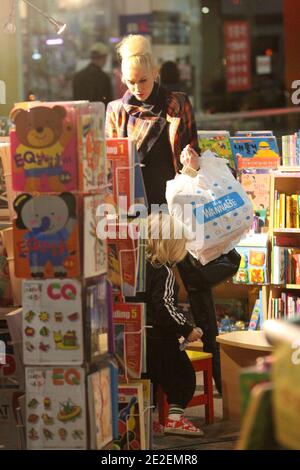Gwen Stefani fait du shopping avec ses amis et ses fils Kingston et Zuma au centre commercial Galleria Mall à Koretown . Ils ont acheté des jouets principalement et ont vraiment apprécié la compagnie de coréens demandant autographe ou photo avec elle à Los Angeles le 11 décembre 2011. Photo par GG/ABACAPRESS.COM Banque D'Images