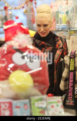 Gwen Stefani fait du shopping avec ses amis et ses fils Kingston et Zuma au centre commercial Galleria Mall à Koretown . Ils ont acheté des jouets principalement et ont vraiment apprécié la compagnie de coréens demandant autographe ou photo avec elle à Los Angeles le 11 décembre 2011. Photo par GG/ABACAPRESS.COM Banque D'Images