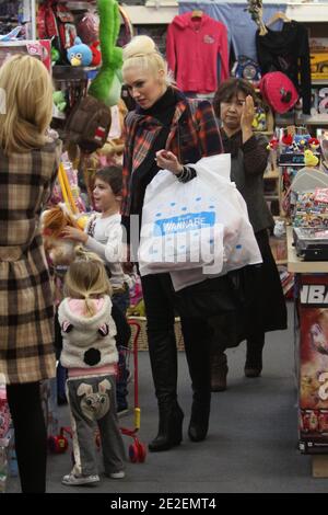 Gwen Stefani fait du shopping avec ses amis et ses fils Kingston et Zuma au centre commercial Galleria Mall à Koretown . Ils ont acheté des jouets principalement et ont vraiment apprécié la compagnie de coréens demandant autographe ou photo avec elle à Los Angeles le 11 décembre 2011. Photo par GG/ABACAPRESS.COM Banque D'Images