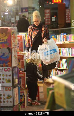 Gwen Stefani fait du shopping avec ses amis et ses fils Kingston et Zuma au centre commercial Galleria Mall à Koretown . Ils ont acheté des jouets principalement et ont vraiment apprécié la compagnie de coréens demandant autographe ou photo avec elle à Los Angeles le 11 décembre 2011. Photo par GG/ABACAPRESS.COM Banque D'Images