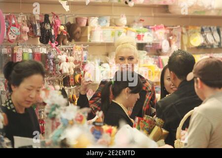 Gwen Stefani fait du shopping avec ses amis et ses fils Kingston et Zuma au centre commercial Galleria Mall à Koretown . Ils ont acheté des jouets principalement et ont vraiment apprécié la compagnie de coréens demandant autographe ou photo avec elle à Los Angeles le 11 décembre 2011. Photo par GG/ABACAPRESS.COM Banque D'Images