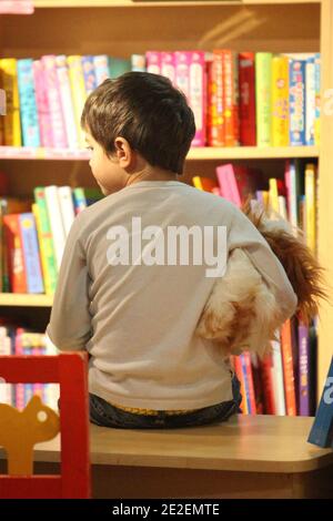 Gwen Stefani fait du shopping avec ses amis et ses fils Kingston et Zuma au centre commercial Galleria Mall à Koretown . Ils ont acheté des jouets principalement et ont vraiment apprécié la compagnie de coréens demandant autographe ou photo avec elle à Los Angeles le 11 décembre 2011. Photo par GG/ABACAPRESS.COM Banque D'Images