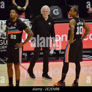 Los Angeles, États-Unis. 13 janvier 2021. Gregg Popovich, entraîneur de San Antonio Spurs, se présente comme un masque lors d'un match contre les Los Angeles Clippers au Staples Center de Los Angeles le mardi 5 janvier 2020. Le syndicat NBA et Players a révisé mardi leur protocole COVID-19. Il est désormais interdit aux joueurs d'avoir des clients qui ne sont pas des membres de l'équipe dans leur chambre d'hôtel et ils devront porter un masque sur le banc. Photo du fichier par Jim Ruymen/UPI crédit: UPI/Alay Live News Banque D'Images