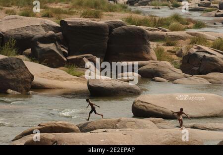 Rivière Tungabhadra, Hampi, Inde, mars 2008. Hampi est un village de l'État du Karnataka en Inde. Il est situé à l'intérieur des murs de la ville en ruines de Vijayanagara, 500 monuments dispersés autour d'un immense chaos de granit. Riviere Tungabhadra, Hampi, Inde, mars 2008. Hampi est un village de l'Etat du Karnataka en Inde. Il est situé à l'intérieur de l'enceinte de la ville en ruine de Vijayanagara, 500 monuments disséminés dans un immense chaos grandiose. Photo de David Lefranc/ABACAPRESS.COM Banque D'Images