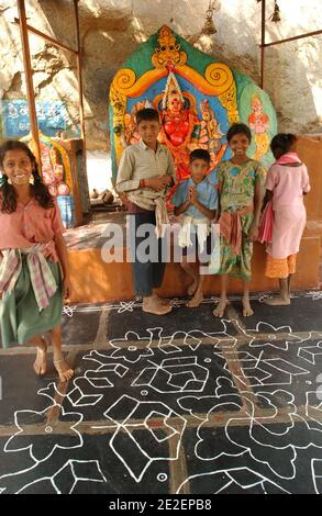 Jeunes indiens, Hampi, Inde, mars 2008. Hampi est un village de l'État du Karnataka en Inde. Il est situé à l'intérieur des murs de la ville en ruines de Vijayanagara, 500 monuments dispersés autour d'un immense chaos de granit. Junes indiens, Hampi, Inde, mars 2008. Hampi est un village de l'Etat du Karnataka en Inde. Il est situé à l'intérieur de l'enceinte de la ville en ruine de Vijayanagara, 500 monuments disséminés dans un immense chaos grandiose. Photo de David Lefranc/ABACAPRESS.COM Banque D'Images