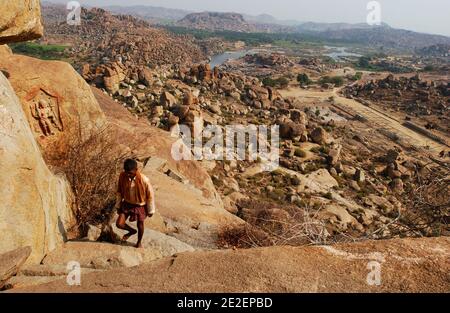 Hampi, Inde, mars 2008. Hampi est un village de l'État du Karnataka en Inde. Il est situé à l'intérieur des murs de la ville en ruines de Vijayanagara, 500 monuments dispersés autour d'un immense chaos de granit. Hampi, Inde, mars 2008. Hampi est un village de l'Etat du Karnataka en Inde. Il est situé à l'intérieur de l'enceinte de la ville en ruine de Vijayanagara, 500 monuments disséminés dans un immense chaos grandiose. Photo de David Lefranc/ABACAPRESS.COM Banque D'Images