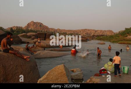 La rivière Tungabhadra, Swim, Hampi, Inde, mars 2008.Hampi est un village dans l'État de Karnataka en Inde. Il est situé à l'intérieur des murs de la ville en ruines de Vijayanagara, 500 monuments dispersés autour d'un immense chaos de granit. La riviere Tungabhadra, Baignade, Hampi, Inde, mars 2008. Hampi est un village de l'Etat du Karnatakas en Inde. Il est situé à l'intérieur de l'enceinte de la ville en ruine de Vijayanagara, 500 monuments disséminés dans un immense chaos grandiose. Photo de David Lefranc/ABACAPRESS.COM Banque D'Images