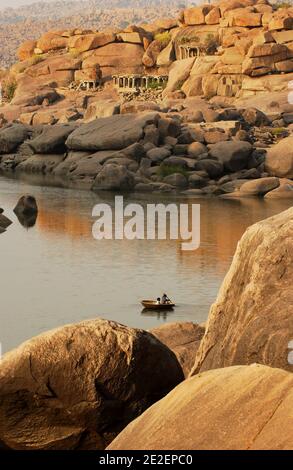 La rivière Tungabhadra, RdM, Hampi, Inde, mars 2008. Hampi est un village de l'État du Karnataka en Inde. Il est situé à l'intérieur des murs de la ville en ruines de Vijayanagara, 500 monuments dispersés autour d'un immense chaos de granit. La riviere Tungabhadra, embarcation, ramer Hampi, Inde, mars 2008. Hampi est un village de l'Etat du Karnatakas en Inde. Il est situé à l'intérieur de l'enceinte de la ville en ruine de Vijayanagara, 500 monuments disséminés dans un immense chaos grandiose. Photo de David Lefranc/ABACAPRESS.COM Banque D'Images