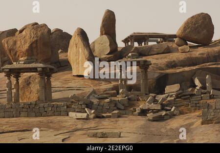 Hampi, Inde, mars 2008. Hampi est un village dans l'État de Karnataka en Inde. Il est situé à l'intérieur des murs de la ville en ruines de Vijayanagara, 500 monuments dispersés autour d'un énorme chaos de granit.Hampi, Inde, mars 2008. Hampi est un village de l'Etat du Karnataka en Inde. Il est situé à l'intérieur de l'enceinte de la ville en ruine de Vijayanagara, 500 monuments disséminés dans un immense chaos grandiose. Photo de David Lefranc/ABACAPRESS.COM Banque D'Images