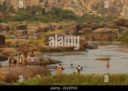 Rivière Tungabhadra, Swim, Hampi, Inde, mars 2008. Hampi est un village dans l'État de Karnataka en Inde. Il est situé à l'intérieur des murs de la ville en ruines de Vijayanagara, 500 monuments dispersés autour d'un immense chaos de granit. Riviere Tungabhadra, Baignade, Hampi, Inde, mars 2008. Hampi est un village de l'Etat du Karnataka en Inde. Il est situé à l'intérieur de l'enceinte de la ville en ruine de Vijayanagara, 500 monuments disséminés dans un immense chaos grandiose. Photo de David Lefranc/ABACAPRESS.COM Banque D'Images