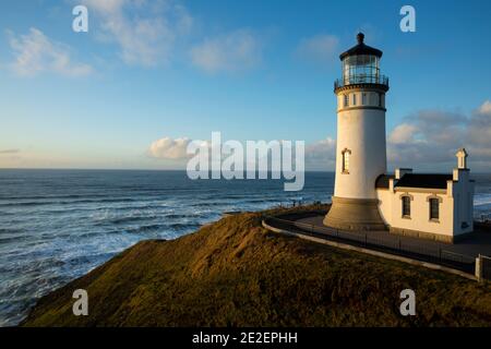 WA19147-00...WASHINGTON - Phare de North Head surplombant l'océan Pacifique depuis le parc national de Cape décevante. Banque D'Images