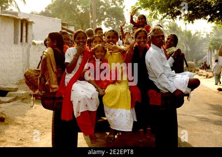 Groupe des indiens, Hampi, Inde, mars 2008. Hampi est un village dans l'État de Karnataka en Inde. Il est situé à l'intérieur des murs de la ville en ruines de Vijayanagara, 500 monuments dispersés autour d'un énorme chaos de granit.Groupe d'indiens, Hampi, Inde, mars 2008. Hampi est un village de l'Etat du Karnataka en Inde. Il est situé à l'intérieur de l'enceinte de la ville en ruine de Vijayanagara, 500 monuments disséminés dans un immense chaos grandiose. Photo de David Lefranc/ABACAPRESS.COM Banque D'Images