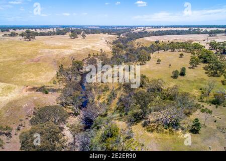 Rivière Wannon qui traverse des collines ondoyantes à Victoria, Australie - vue aérienne Banque D'Images