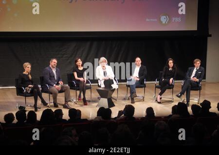 Les membres de la troupe Hugh Bonneville, Michelle Dockery, Joanne Froggatt, Elizabeth McGovern et Dan Stevens assistent à la projection spéciale de la deuxième saison de la série télévisée primée « Downton Abbey » au Times Center de New York City, NY, USA, le 15 décembre 2011. Downton Abbey a mis en sac quatre nominations pour les prix du Golden Globe. Photo de Charles Guerin/ABACAPRESS.COM Banque D'Images