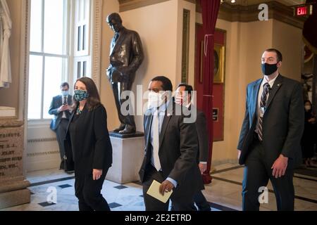 Washington DC, États-Unis. 13 janvier 2021. Les gestionnaires de la destitution marchent jusqu'à la Chambre des communes lors d'un vote sur H. Res. 24, destitution de Donald John Trump, président des États-Unis, pour crimes et délits graves, au Capitole des États-Unis à Washington, DC, le mercredi 13 janvier 2021. Crédit: Rod Lamkey/CNP/MediaPunch crédit: MediaPunch Inc/Alay Live News Banque D'Images